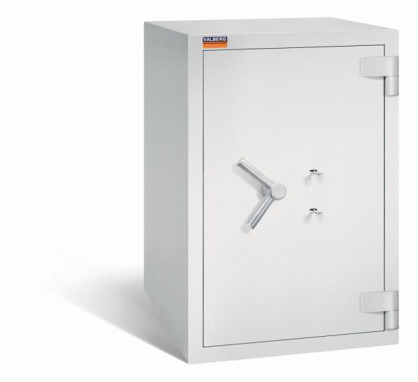 Ein lichtgrauer Wertschutzschrank mit zwei Doppelbart-Sicherheitsschlössern. Die Tür ist geschlossen. Das Produkt befindet sich vor einem weißen Hintergrund.