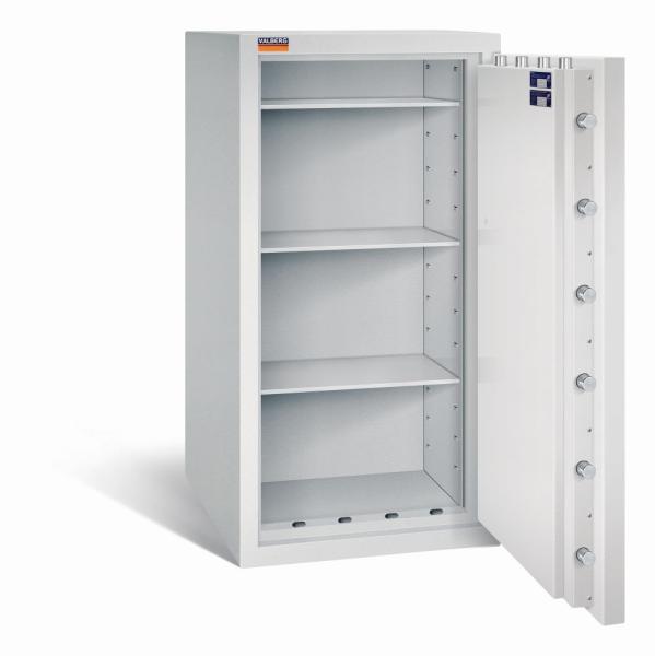 Lichtgrauer Wertschutzschrank mit geöffneter Tür. Sichtbare Türverriegelung und Zertifikate. Innen leer mit drei Fachböden. Vor weißem Hintergrund.