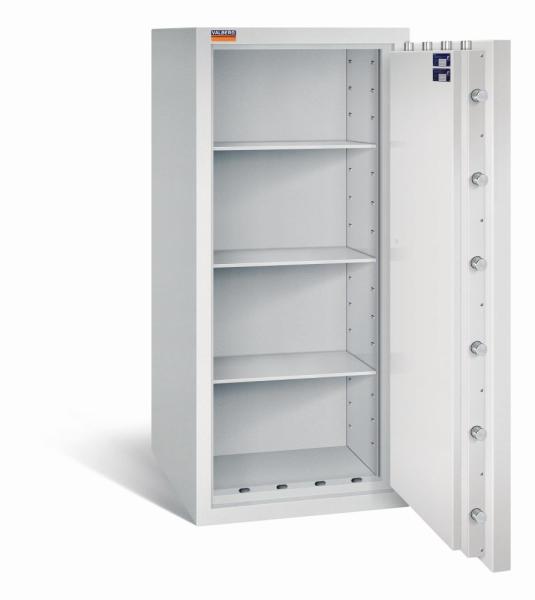 Lichtgrauer Wertschutzschrank mit geöffneter Tür. Sichtbare Türverriegelung und Zertifikate. Innen leer mit drei Fachböden. Vor weißem Hintergrund.