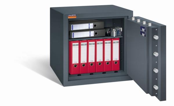 Ein graphitgrauer Wertschutzschrank mit einer geöffneten Tür. Im Innenraum befinden sich eine Reihe rote Aktenordner, zwei schwarze Aktenordner und eine Kamera. Das Produkt steht vor einem weißen Hintergrund.