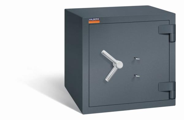Ein graphitgrauer Wertschutzschrank mit zwei Doppelbart-Sicherheitsschlössern. Die Tür ist geschlossen. Das Produkt befindet sich vor einem weißen Hintergrund.