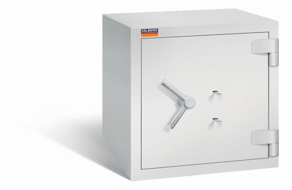 Ein lichtgrauer Wertschutzschrank mit zwei Doppelbart-Sicherheitsschlössern. Die Tür ist geschlossen. Das Produkt befindet sich vor einem weißen Hintergrund.