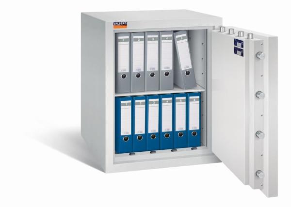 Ein lichtgrauer Wertschutzschrank mit einer geöffneten Tür. Im Innenraum befinden sich eine Reihe blaue und eine Reihe graue Aktenordner. Das Produkt steht vor einem weißen Hintergrund.