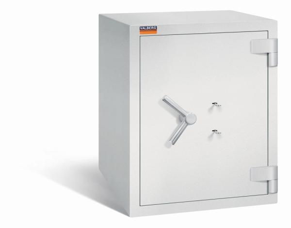 Ein lichtgrauer Wertschutzschrank mit zwei Doppelbart-Sicherheitsschlössern. Die Tür ist geschlossen. Das Produkt befindet sich vor einem weißen Hintergrund.