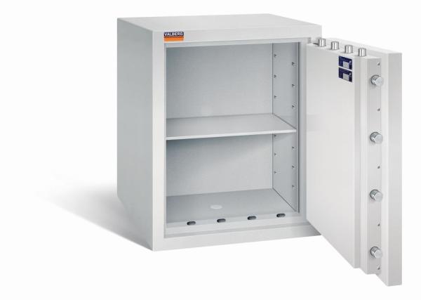 Ein Lichtgrauer Wertschutzschrank mit einer geöffneten Tür. Im Türinnenraum befinden sich eine sichtbare Türverriegelung und Zertifikate. Der Innenraum des Tresors ist leer und verfügt über einen Fachboden. Das Produkt steht vor einem weißen Hintergrund.