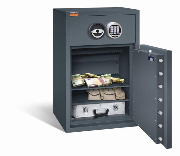 Ein graphitgrauer Deposittresor mit sichtbarer Türverriegelung. Im Innenraum befinden sich zwei Fachböden mit Geld, Geldbeuteln und einem Aktenkoffer. Das Produkt steht vor einem weißen Hintergrund.