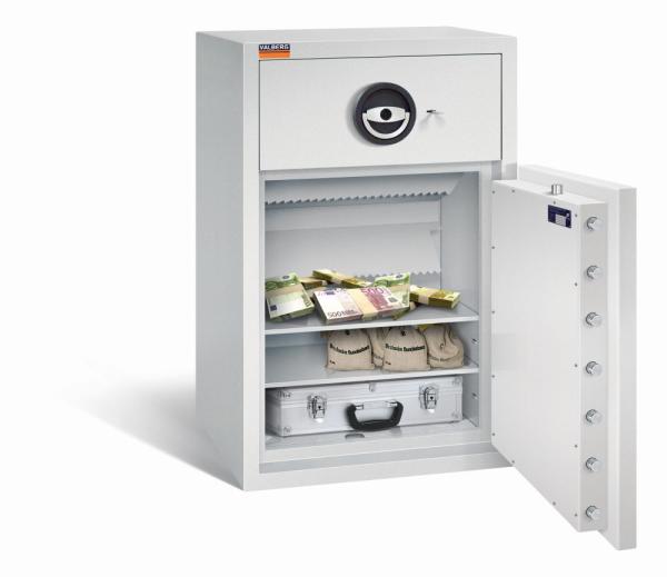 Ein lichtgrauer Deposittresor mit sichtbarer Türverriegelung. Im Innenraum befinden sich zwei Fachböden mit Geld, Geldbeuteln und einem Aktenkoffer. Das Produkt steht vor einem weißen Hintergrund.