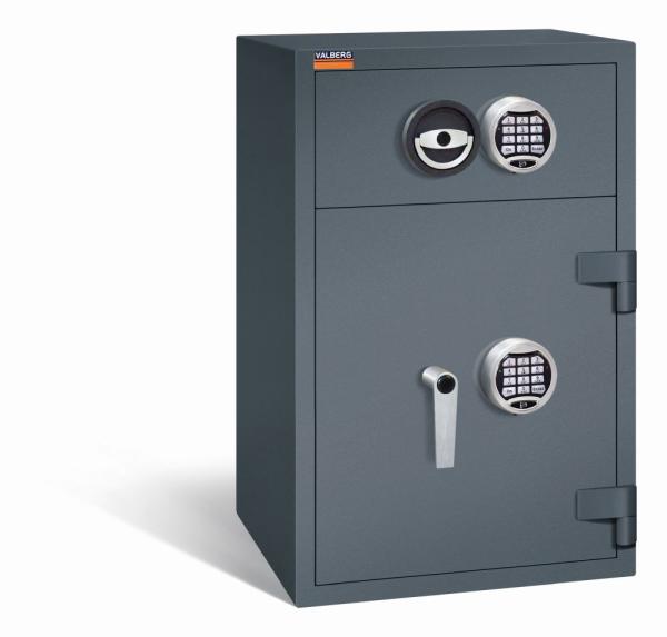 Ein graphitgrauer Deposittresor mit zwei elektronischen Schlössern, an der Tür und der Schublade. Die Tür und auch die Schublade sind verschlossen. Der Tresor steht vor einem weißen Hintergrund.