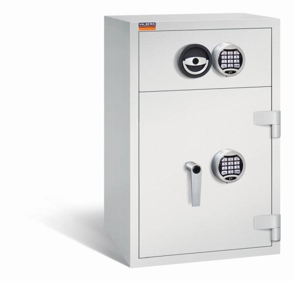 Ein lichtgrauer Deposittresor mit zwei elektronischen Schlössern, an der Tür und der Schublade. Die Tür und auch die Schublade sind verschlossen. Der Tresor steht vor einem weißen Hintergrund.