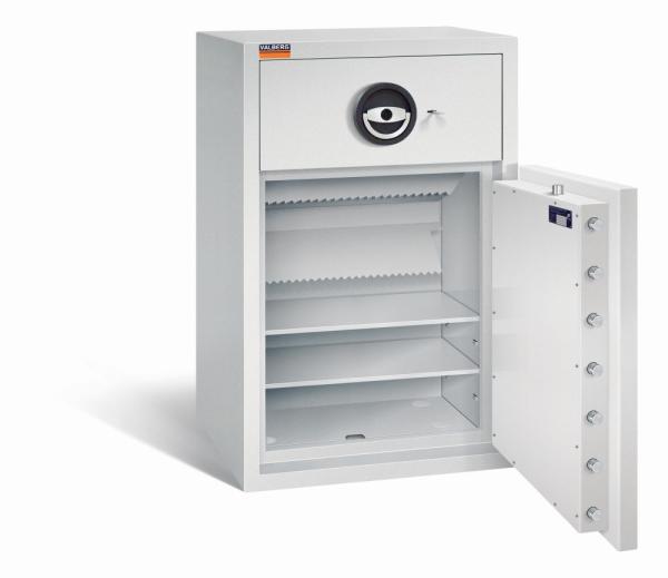 Ein lichtgrauer Deposittresor dessen Tür geöffnet ist. Im Türinnenraum befinden sich eine sichtbare Türverriegelung und Zertifikate. Der Innenraum ist leer und verfügt über zwei Fachböden. Der Tresor steht vor einem weißen Hintergrund.