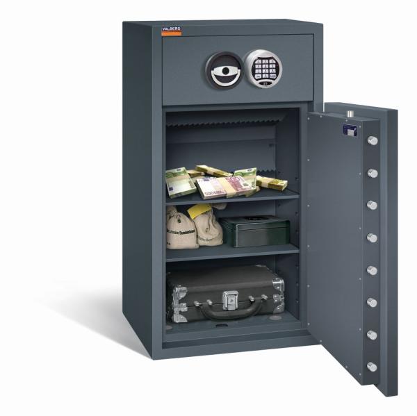Ein graphitgrauer Deposittresor mit sichtbarer Türverriegelung. Im Innenraum befinden sich zwei Fachböden mit Geld, Geldbeuteln, einer Kassenbox und einem Aktenkoffer. Das Produkt steht vor einem weißen Hintergrund.