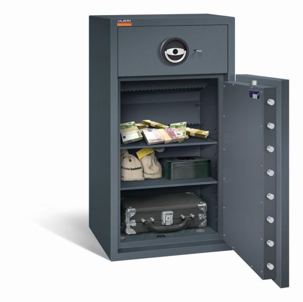 Ein graphitgrauer Deposittresor mit sichtbarer Türverriegelung. Im Innenraum befinden sich zwei Fachböden mit Geld, Geldbeuteln, einer Kassenbox und einem Aktenkoffer. Das Produkt steht vor einem weißen Hintergrund.