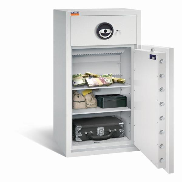 Ein lichtgrauer Deposittresor mit sichtbarer Türverriegelung. Im Innenraum befinden sich zwei Fachböden mit Geld, Geldbeuteln, einer Kassenbox und einem Aktenkoffer. Das Produkt steht vor einem weißen Hintergrund.