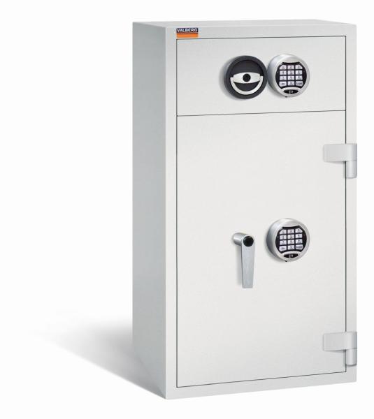 Ein lichtgrauer Deposittresor mit zwei elektronischen Schlössern, an der Tür und der Schublade. Die Tür und auch die Schublade sind verschlossen. Der Tresor steht vor einem weißen Hintergrund.