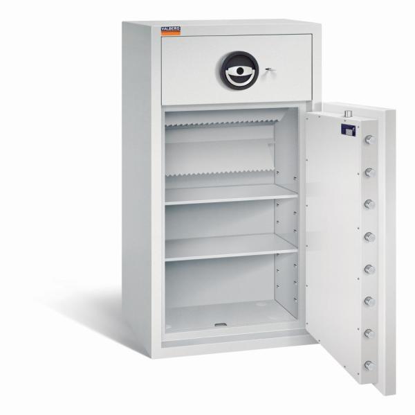 Ein lichtgrauer Deposittresor dessen Tür geöffnet ist. Im Türinnenraum befinden sich eine sichtbare Türverriegelung und ein Zertifikat. Der Innenraum ist leer und verfügt über zwei Fachböden. Der Tresor steht vor einem weißen Hintergrund.