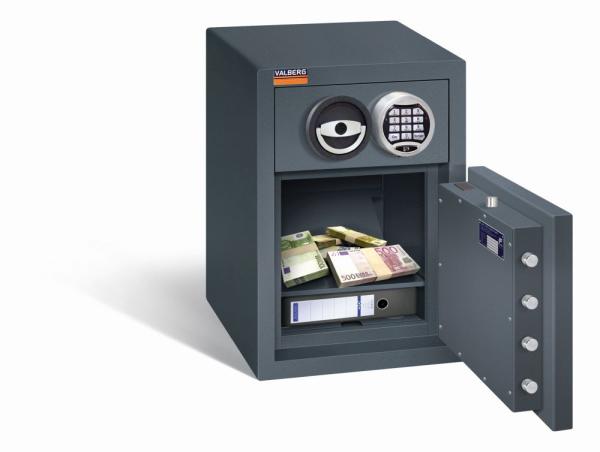 Ein graphitgrauer Deposittresor mit sichtbarer Türverriegelung. Im Innenraum befindet sich ein Fachboden mit Geld und einem Aktenordner. Das Produkt steht vor einem weißen Hintergrund.