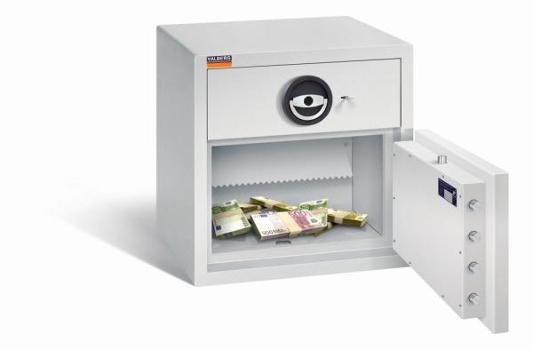 Ein lichtgrauer Deposittresor mit sichtbarer Türverriegelung. Im Innenraum befindet sich Geld. Das Produkt steht vor einem weißen Hintergrund.