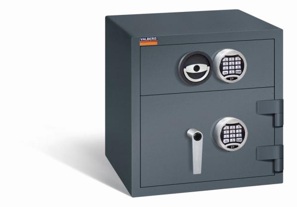 Ein graphitgrauer Deposittresor mit zwei elektronischen Schlössern, an der Tür und der Schublade. Die Tür und auch die Schublade sind verschlossen. Der Tresor steht vor einem weißen Hintergrund.