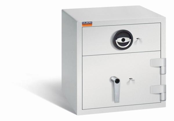 Ein lichtgrauer Deposittresor mit zwei Doppelbart-Sicherheitsschlössern. Die Tür und auch die Schublade sind verschlossen. Der Tresor steht vor einem weißen Hintergrund.