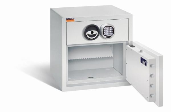 Ein lichtgrauer Deposittresor dessen Tür geöffnet ist. Im Türinnenraum befinden sich eine sichtbare Türverriegelung und ein Zertifikat. Der Innenraum ist leer und der Tresor steht vor einem weißen Hintergrund.