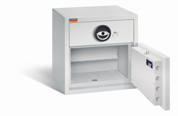 Ein lichtgrauer Deposittresor dessen Tür geöffnet ist. Im Türinnenraum befinden sich eine sichtbare Türverriegelung und ein Zertifikat. Der Innenraum ist leer und der Tresor steht vor einem weißen Hintergrund.