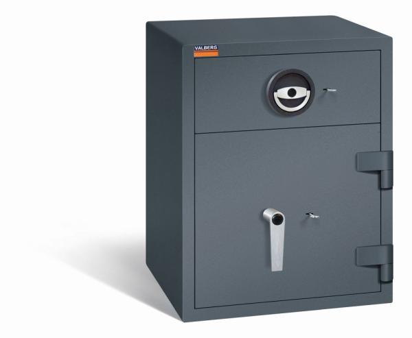 Ein graphitgrauer Deposittresor mit zwei Doppelbart-Sicherheitsschlössern. Die Tür und auch die Schublade sind verschlossen. Der Tresor steht vor einem weißen Hintergrund.