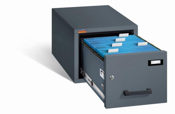Geöffneter Graphitgrauer Aktenlagerschrank mit Doppelbart-Sicherheitsschloss. Die Schublade ist mit gummiummantelten Plastikgriffen und Etikettenhaltern ausgestattet. Im inneren sind blaue Akten. Der Tresor steht vor einem weißen Hintergrund.