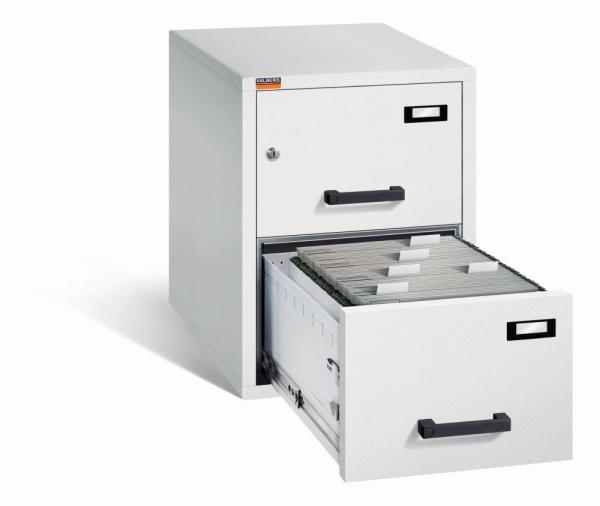 Lichtgrauer Aktenlagerschrank mit Doppelbart-Sicherheitsschloss.  Die Schubladen sind mit Plastikgriffen und Etikettenhaltern ausgestattet, wovon die untere offen ist. Im Inneren sind graue Akten. Weißer Hintergrund.