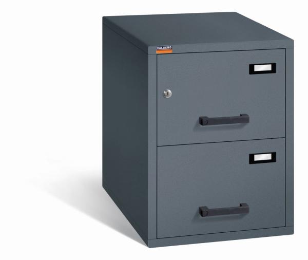 Geschlossener Graphitgrauer Aktenlagerschrank mit Doppelbart-Sicherheitsschloss. Beide Schubladen sind mit gummiummantelten Plastikgriffen und Etikettenhaltern ausgestattet. Der Tresor steht vor einem weißen Hintergrund.