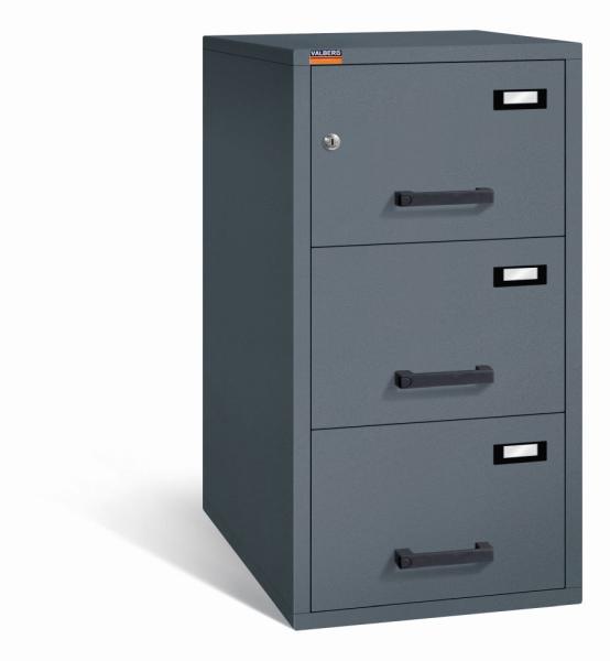 Graphitgrauer Aktenlagerschrank mit Doppelbart-Sicherheitsschloss. Alle drei Schubladen sind mit gummiummantelten Plastikgriffen und Etikettenhaltern ausgestattet. Der Tresor steht vor einem weißen Hintergrund.