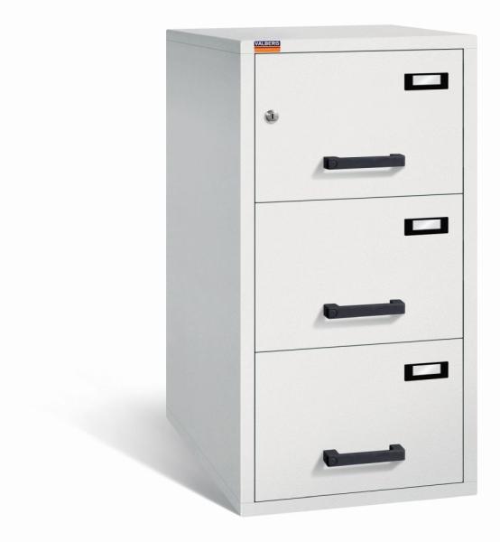 Lichtgrauer Aktenlagerschrank mit Doppelbart-Sicherheitsschloss. Alle drei Schubladen sind mit gummiummantelten Plastikgriffen und Etikettenhaltern ausgestattet. Der Tresor steht vor einem weißen Hintergrund.