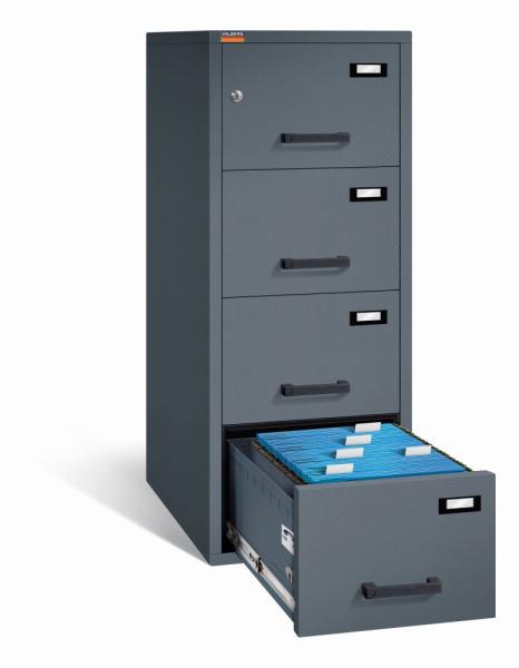 Graphitgrauer Aktenlagerschrank mit Doppelbart-Sicherheitsschloss. Alle drei Schubladen sind mit Plastikgriffen und Etikettenhaltern ausgestattet, wovon die untere offen ist. Im Inneren sind blaue Akten. Der Tresor steht vor einem weißen Hintergrund.