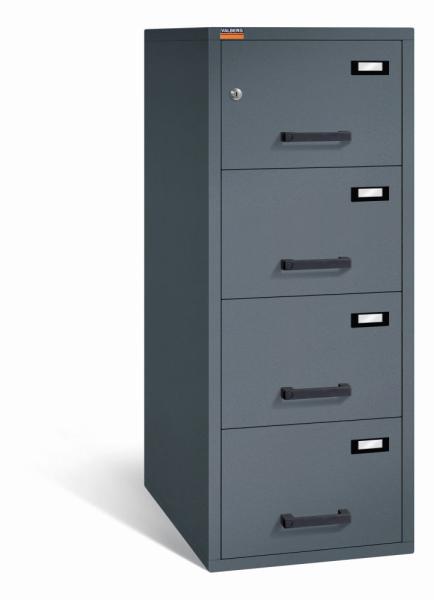 Graphitgrauer Aktenlagerschrank mit Doppelbart-Sicherheitsschloss. Alle drei Schubladen sind mit gummiummantelten Plastikgriffen und Etikettenhaltern ausgestattet. Der Tresor steht vor einem weißen Hintergrund.
