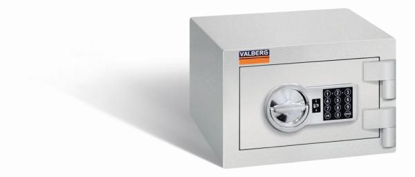 Geschlossener lichtgrauer Wertschutzschrank mit massivem Korpus und geschlossener Tür. Die Tür verfügt über ein Elektronisches Schloss. Der Tresor steht vor einem weißen Hintergrund.