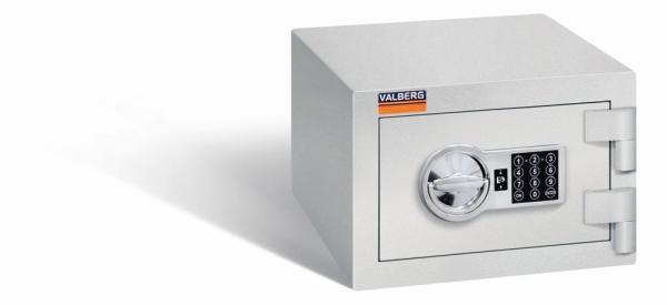 Geschlossener lichtgrauer Wertschutzschrank mit massivem Korpus und geschlossener Tür. Die Tür verfügt über ein Elektronisches Schloss. Der Tresor steht vor einem weißen Hintergrund.