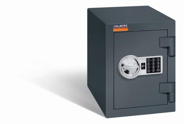 Geschlossener graphitgrauer Wertschutzschrank mit massivem Korpus und geschlossener Tür. Die Tür verfügt über ein Elektronisches Schloss. Der Tresor steht vor einem weißen Hintergrund.