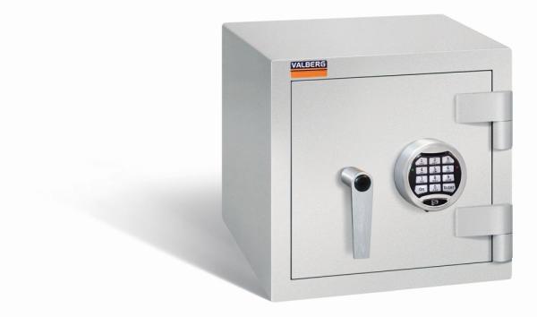 Geschlossener lichtgrauer Wertschutzschrank mit massivem Korpus und geschlossener Tür. Die Tür verfügt über ein Elektronisches Schloss. Der Tresor steht vor einem weißen Hintergrund.