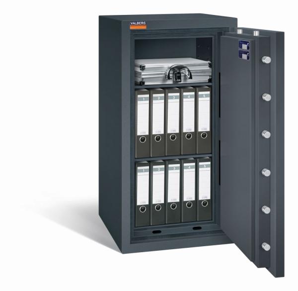 Ein graphitgrauer Wertschutzschrank mit einer geöffneten Tür. Im Innenraum befinden sich zwei Reihen schwarze Aktenordner und ein Aktenkoffer. Das Produkt steht vor einem weißen Hintergrund.