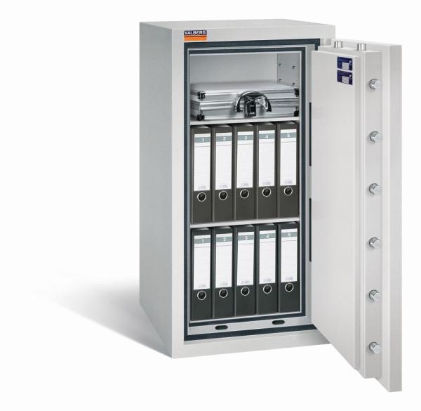 Ein lichtgrauer Wertschutzschrank mit einer geöffneten Tür. Im Innenraum befinden sich zwei Reihen schwarze Aktenordner und ein Aktenkoffer. Das Produkt steht vor einem weißen Hintergrund.