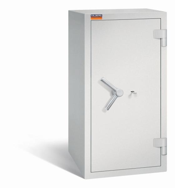 Ein lichtgrauer Wertschutzschrank mit einem Doppelbart-Sicherheitsschloss. Die Tür ist geschlossen. Das Produkt befindet sich vor einem weißen Hintergrund.