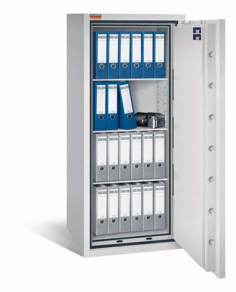 Ein lichtgrauer Wertschutzschrank mit einer geöffneten Tür. Im Innenraum befinden sich zwei Reihen graue und zwei Reihen blaue Aktenordner, sowie eine Kamera. Das Produkt steht vor einem weißen Hintergrund.