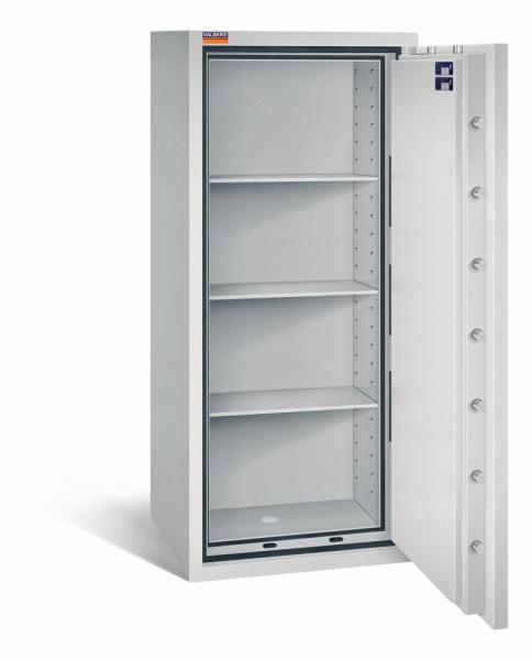 Lichtgrauer Wertschutzschrank mit geöffneter Tür. Sichtbare Türverriegelung und Zertifikate. Innen leer mit drei Fachböden. Vor weißem Hintergrund.