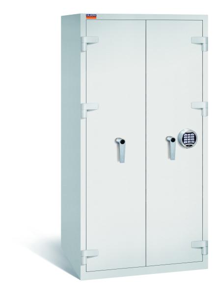 Lichtgrauer Aktenlagerschrank mit massivem Korpus und geschlossenen Türen. Die beide Türen verfügen über ein Elektrisches Schloss. Der Tresor steht vor einem weißen Hintergrund.