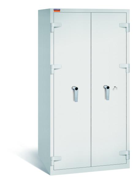 Lichtgrauer Aktenlagerschrank mit massivem Korpus und geschlossenen Türen. Die beide Türen verfügen über ein Doppelbart-Sicherheitsschloss. Der Tresor steht vor einem weißen Hintergrund.