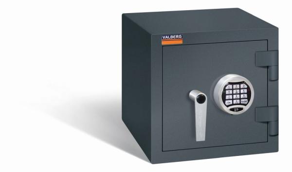 Geschlossener graphitgrauer Wertschutzschrank mit massivem Korpus und geschlossener Tür. Die Tür verfügt über ein Elektronisches Schloss. Der Tresor steht vor einem weißen Hintergrund.