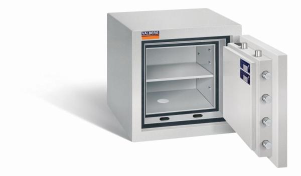 Lichtgrauer Wertschutzschrank mit geöffneter Tür. Sichtbare Türverriegelung und Zertifikate. Innen leer mit einem Fachboden. Vor weißem Hintergrund.