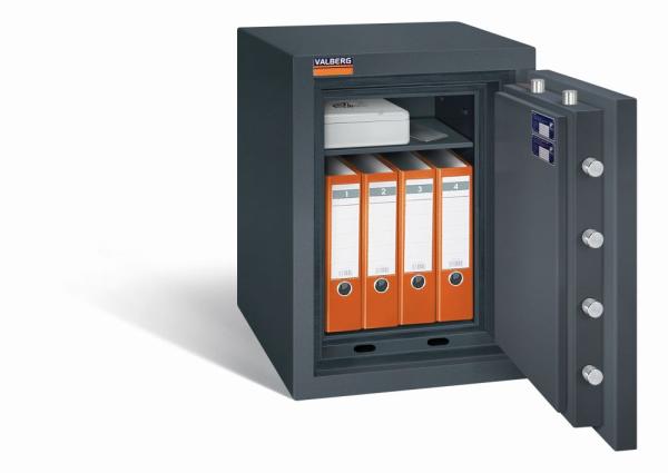 Ein graphitgrauer Wertschutzschrank mit einer geöffneten Tür. Im Innenraum befinden sich eine Reihe orange Aktenordner, eine Kassenbox und ein Handy. Das Produkt steht vor einem weißen Hintergrund.