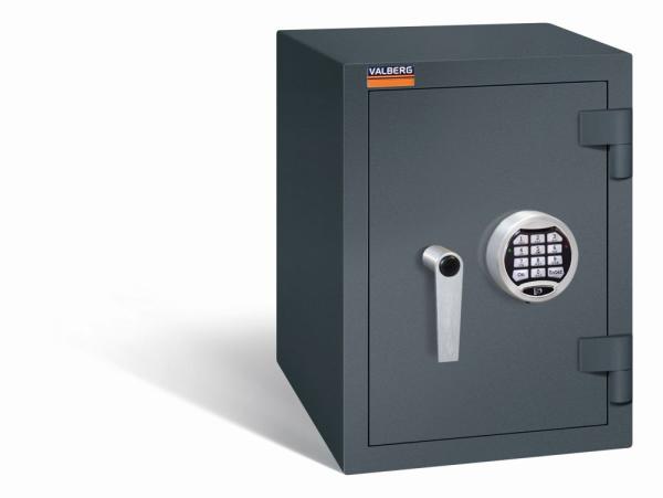 Ein graphitgrauer Wertschutzschrank mit einem Elektronischen Schloss. Die Tür ist geschlossen. Das Produkt befindet sich vor einem weißen Hintergrund.