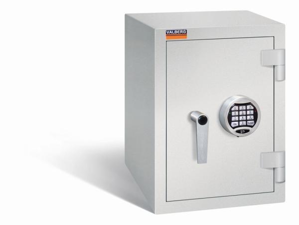 Ein lichtgrauer Wertschutzschrank einem Elektronischen Schloss. Die Tür ist geschlossen. Das Produkt befindet sich vor einem weißen Hintergrund.