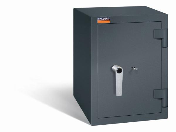 Ein graphitgrauer Wertschutzschrank mit einem Doppelbart-Sicherheitsschloss. Die Tür ist geschlossen. Das Produkt befindet sich vor einem weißen Hintergrund.